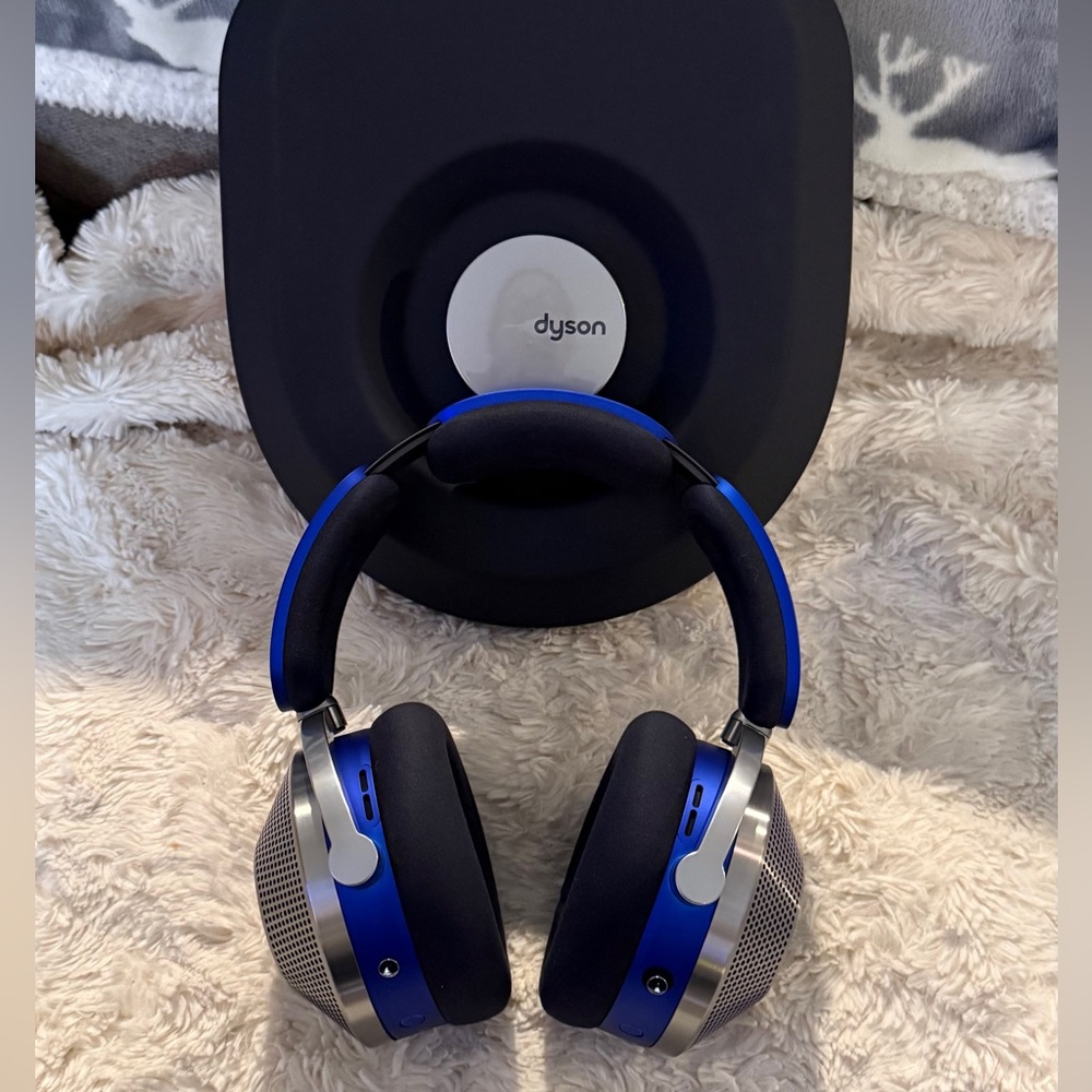 New Dyson Zone headphones with air purification with Quarter turn hard case - Picture 10 of 16